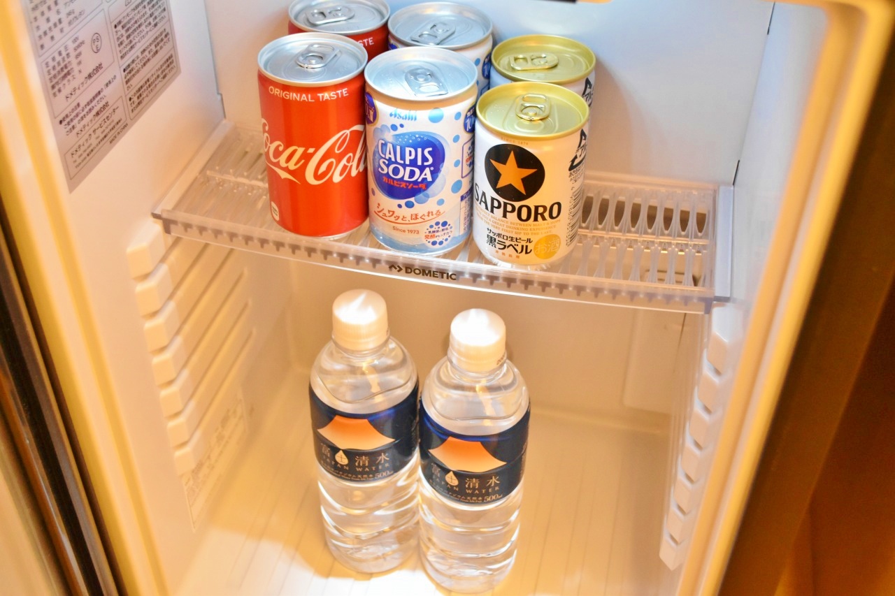 お部屋の冷蔵庫にあるドリンクは自由に飲んでOK。