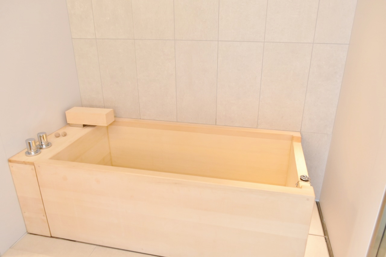 プレミアダブルベッドルームの檜風呂。