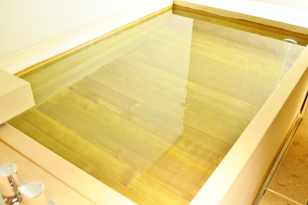 通常45分2,000円の「貸切風呂」は、開業1周年記念プランなら2時間利用できる。