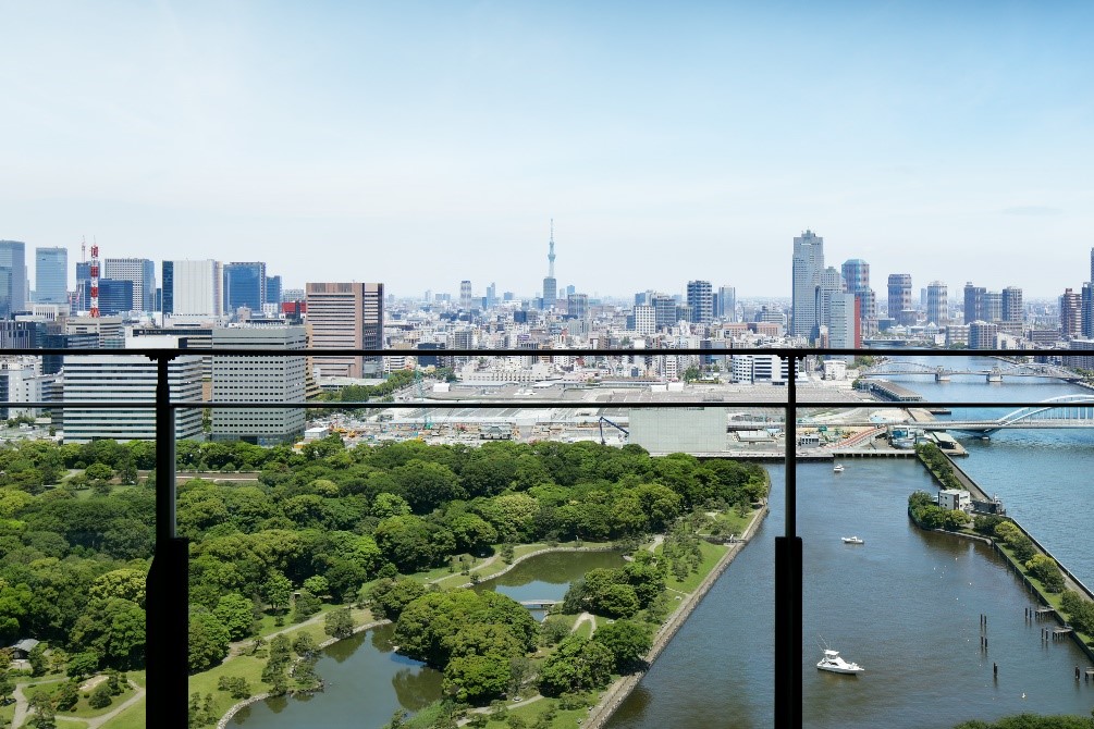 浜離宮恩賜庭園の爽やかな緑、スカイツリー、そして東京のウォーターフロントを一望できるバルコニー。