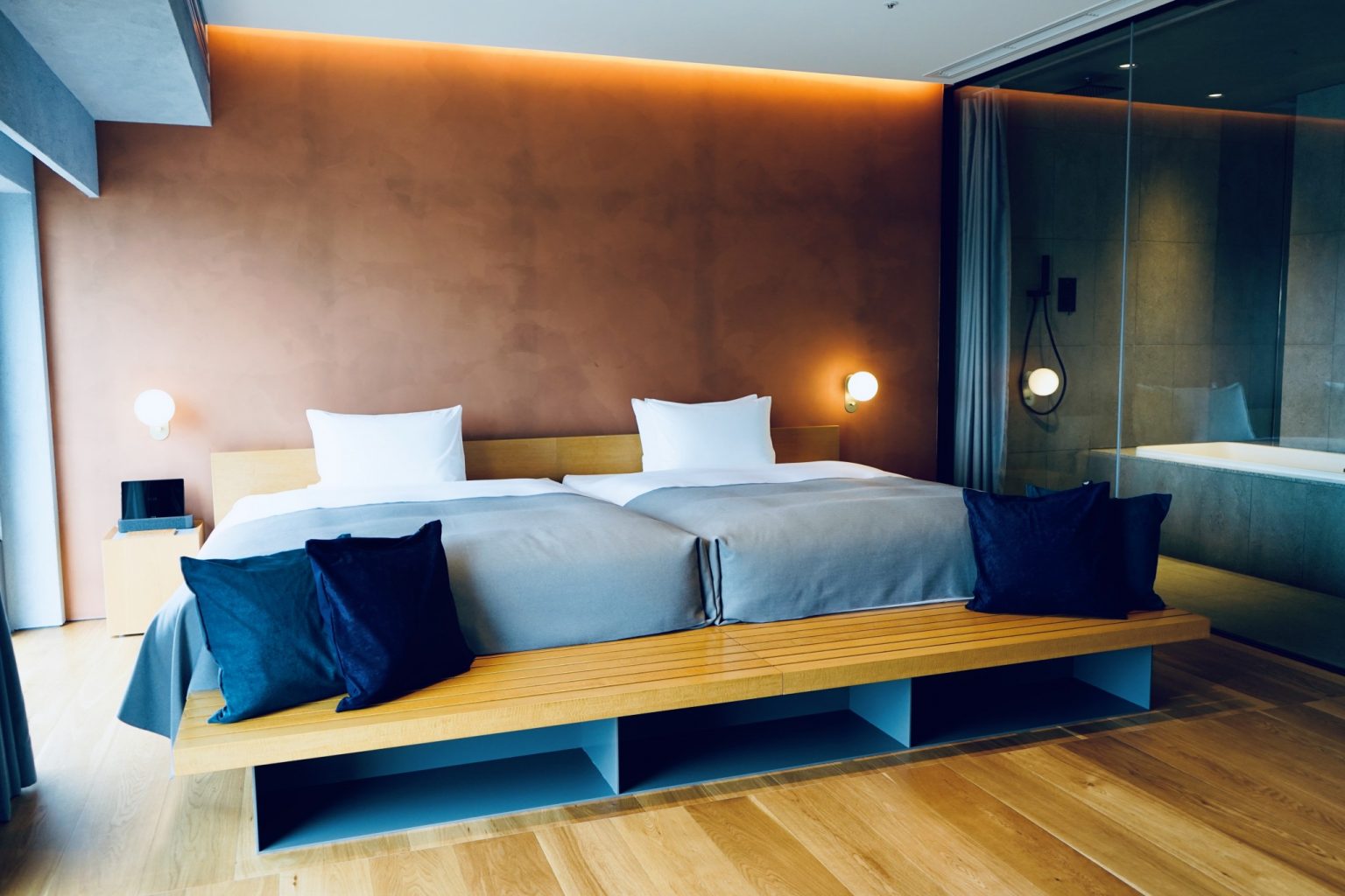 「Suite」1泊1部屋102,700円（税込 ）〜。ベッドの前には公園をイメージした木製のベンチが。