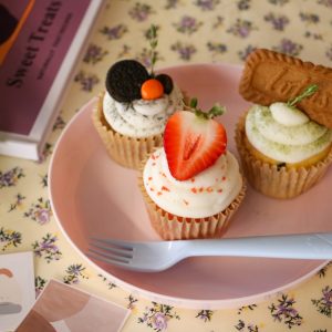 左から、「m&oreo cupcake」550円、「strawberry cupcake」600円、「lotus cupcake」550円（すべて税込）