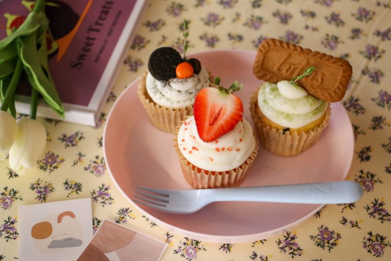 左から、「m&oreo cupcake」550円、「strawberry cupcake」600円、「lotus cupcake」550円（すべて税込）