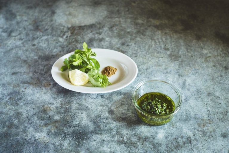 「香草タレは、魚や鶏肉にも合いますよ。茹で野菜や揚げ野菜にかけてもおいしい。香草タレは冷蔵庫で1週間日持ちします」(冷水さん) 香草タレ