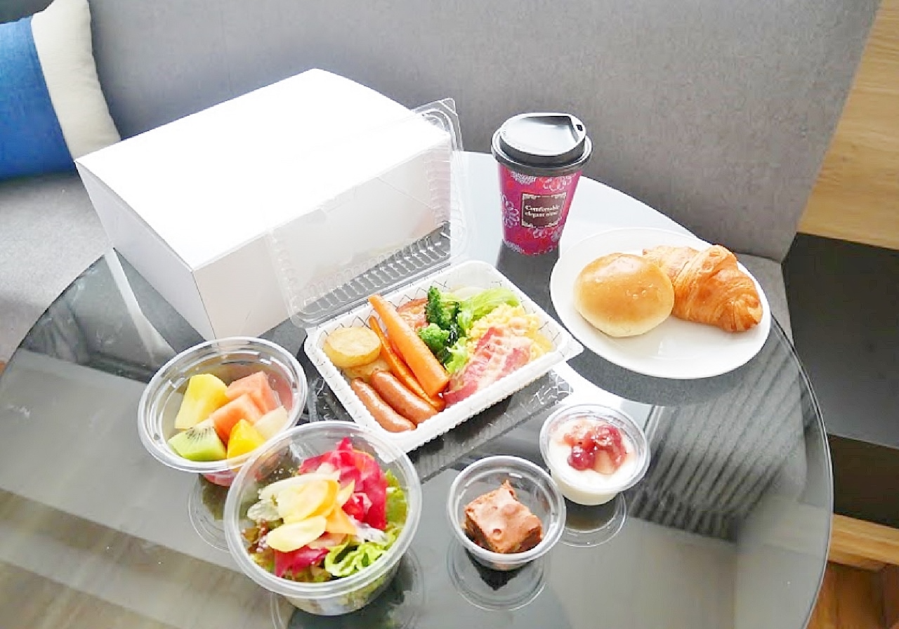お部屋で朝食を食べる場合はBOXで提供。お弁当みたいでワクワク。