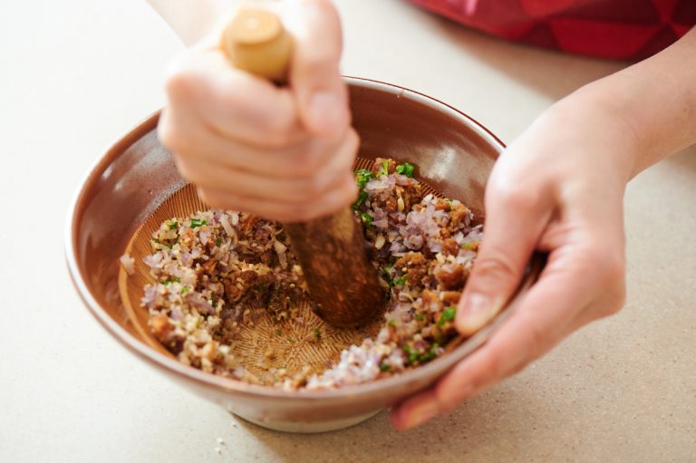 料理家さんたちが提案 ご当地おみやげのアレンジレシピ なめことこんか漬けのスパイシースープ 日本の美味しさ簡単レシピ Hanako Tokyo