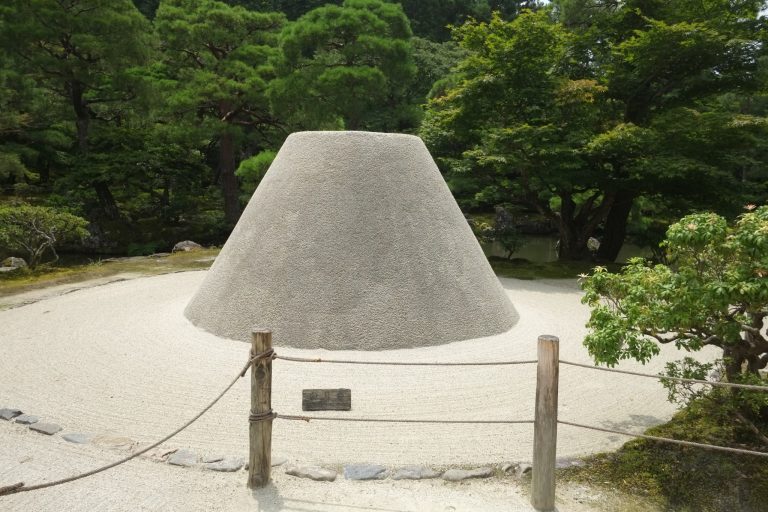 京都 世界遺産 銀閣寺 を参拝 時代を経て語り継がれる文化に魅了される 本山順子の迷子のお守り Hanako Tokyo