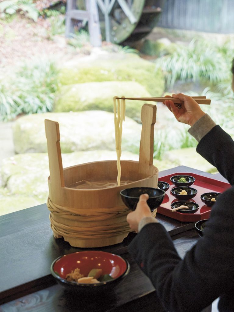 禅の食事作法でいただく「神勝寺うどん」1,200円。臨済宗の修行僧は、4と9がつく日の昼食に湯だめうどんを食べる。