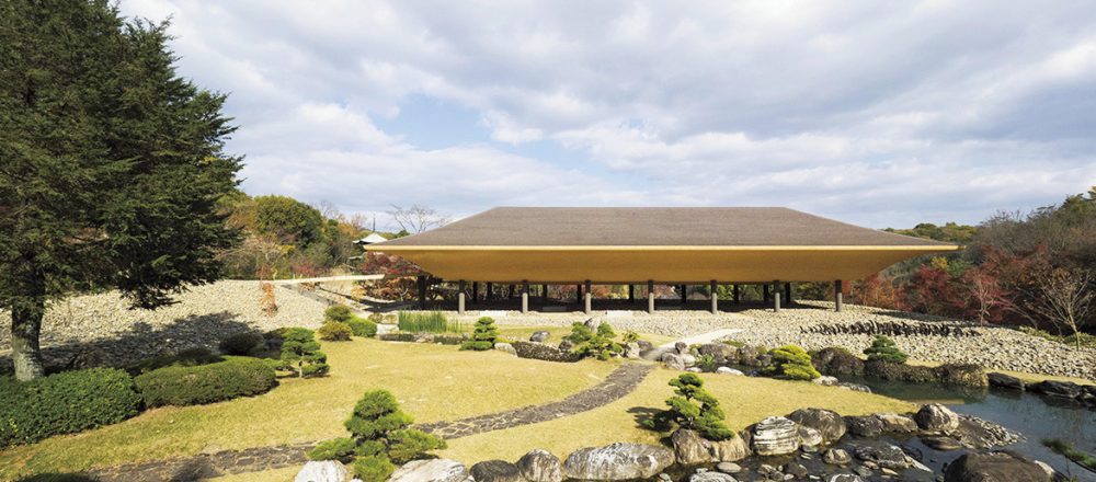舟形を彷彿とさせる建物〈洸庭〉は名和晃平さんと彼が率いるSandwichによるもの。自然の中に、19m×46mの建築が浮かぶ。