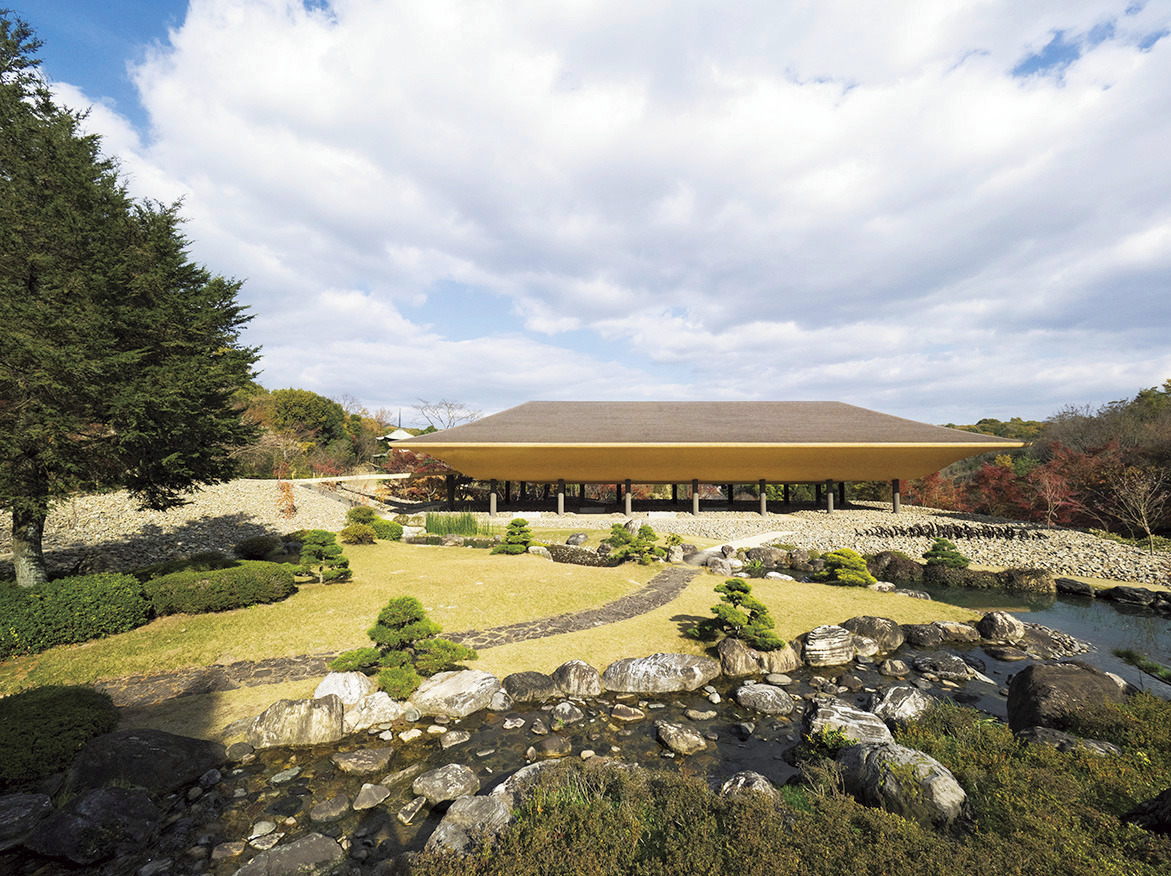 舟形を彷彿とさせる建物〈洸庭〉は名和晃平さんと彼が率いるSandwichによるもの。自然の中に、19m×46mの建築が浮かぶ。