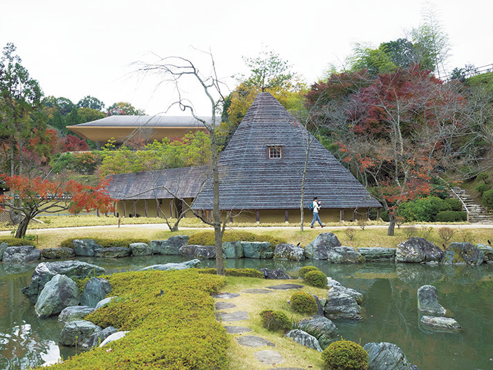 授与品やお土産が並ぶ松堂が、禅と庭のミュージアムのエントランス。建築家の藤森照信さんの作品。