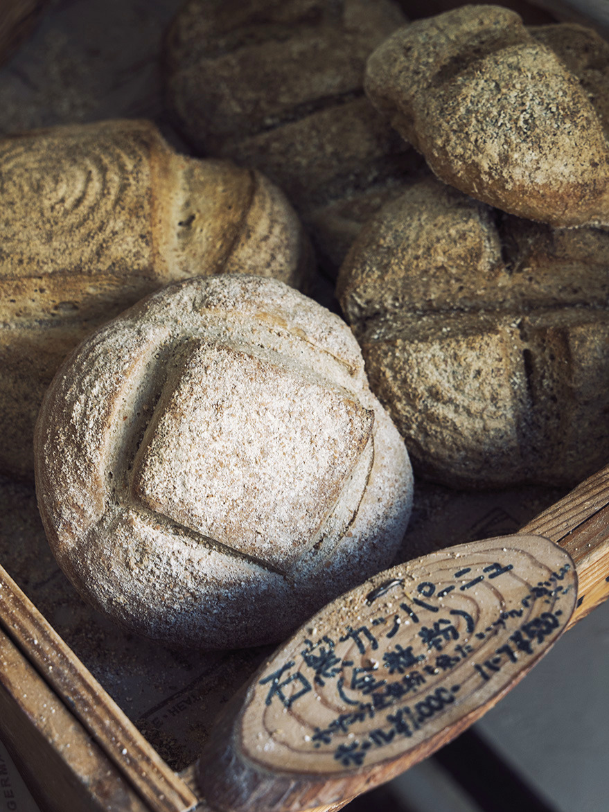「石窯カンパーニュ」のほか、 約15種類のパンが店頭に並ぶ。