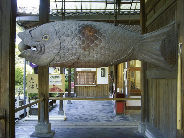 お堂の軒下に巨大な魚がどーんと! 〈萬福寺〉