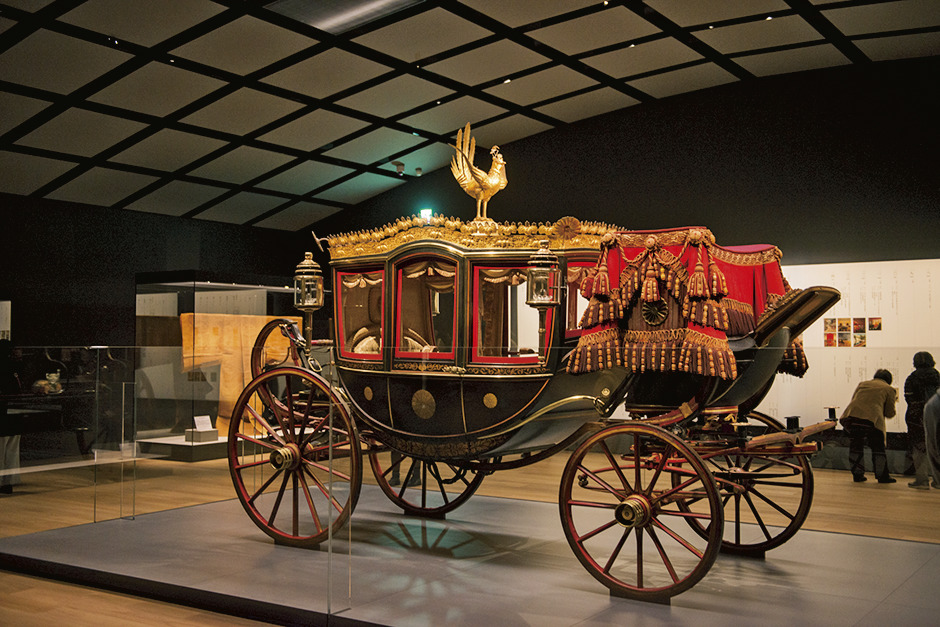 イギリス製の車体に日本の装飾を施した「六頭曳儀装車」。明治天皇・昭憲皇太后がお乗りになった馬車