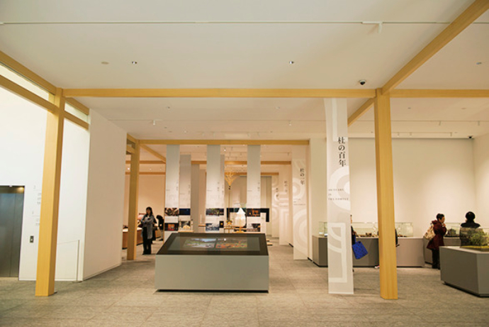 1階「杜の展示室」では明治神宮の歴史や日々の営みをわかりやすく展示。