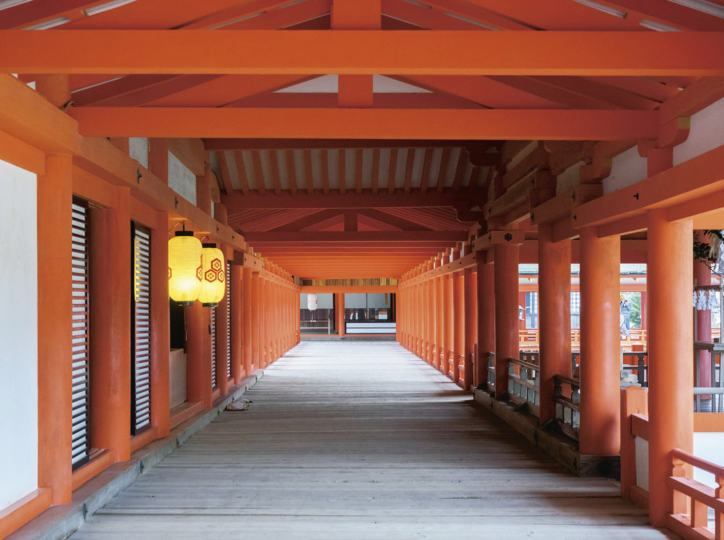 客神社本殿から中央にある嚴島神社御本社へとつながる東廻廊。海上にある嚴島神社は、社殿を幅4m、長さ約270mの廻廊が結んでいる。床板には、高潮で押し上がる海水を逃がすための隙間がある。