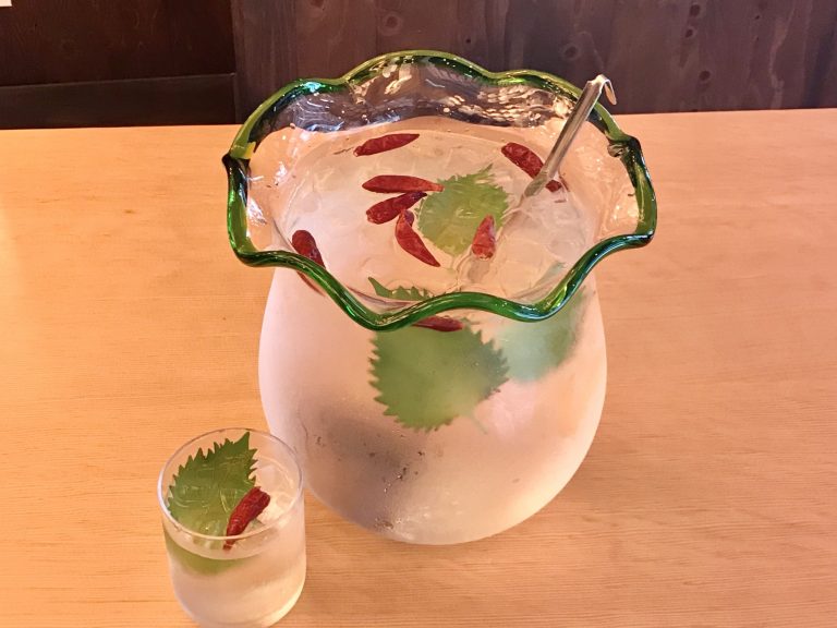 関東食市が提供する乾杯ドリンク「金魚鉢で金魚ハイ」1999円。唐辛子を金魚に、シソの葉を水草に見立てています。