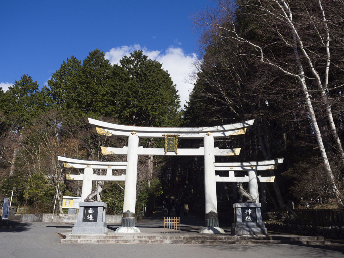 「三ツ鳥居」と呼ばれる珍しい鳥居。ほかに奈良の大神神社などでも見られる。