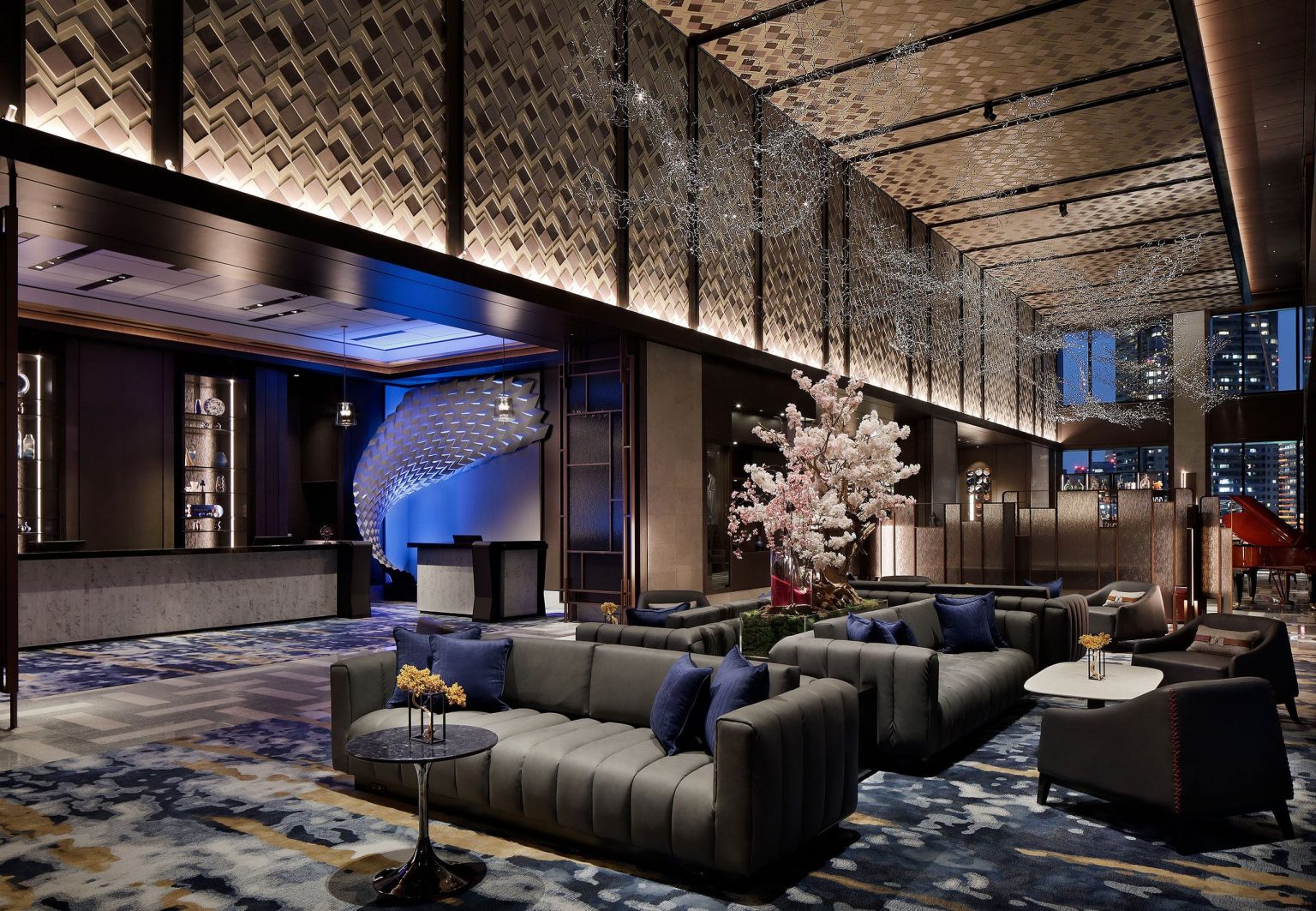 ホテルコンセプト「TOKYO WAVES」をモチーフにしたアートワークが華やかな開放感のあるロビー。