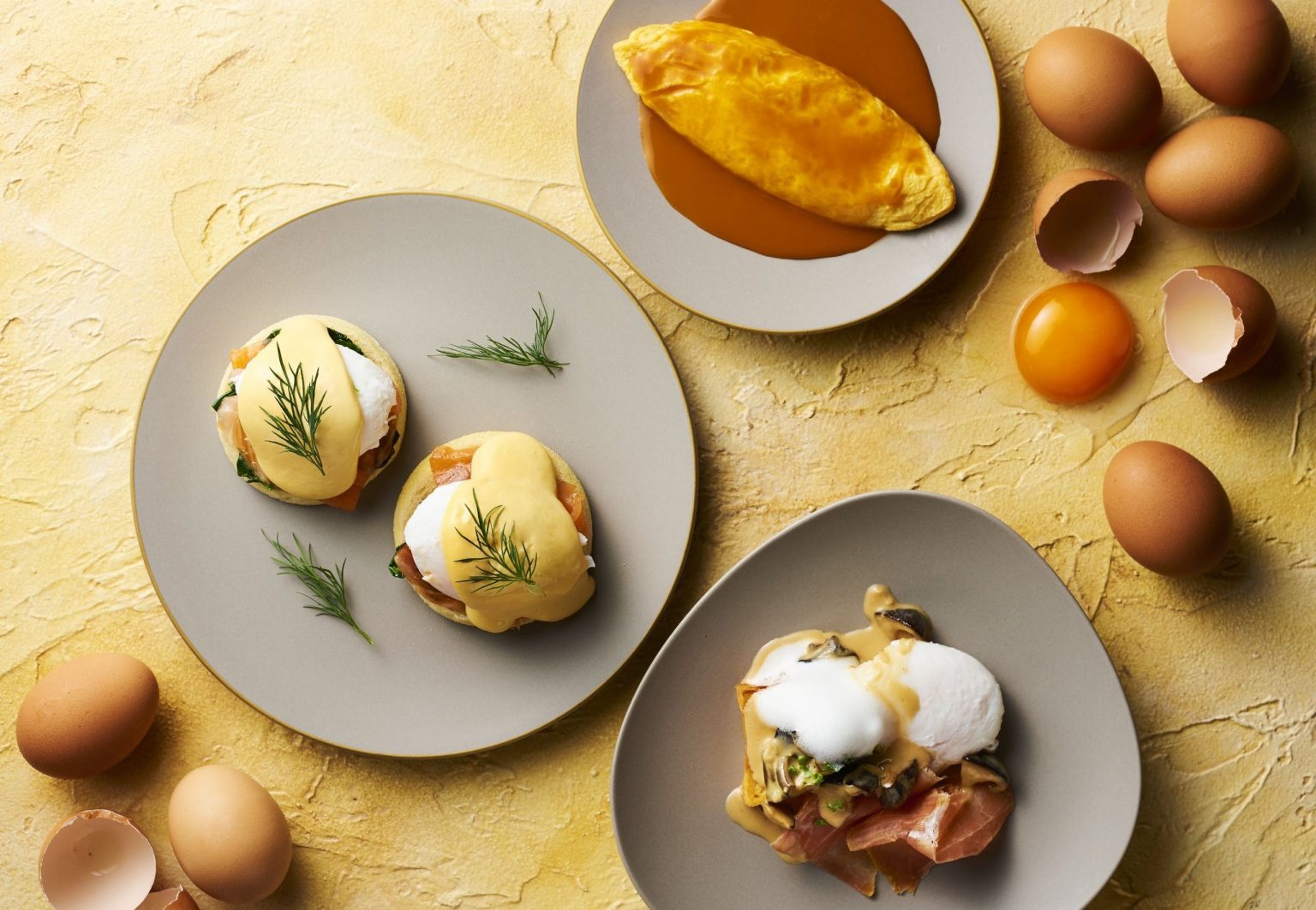 朝食では、人気のエッグベネディクト、オムレツやパンケーキ、フランスジュラ地方の郷土料理など選べるメイン料理を提供