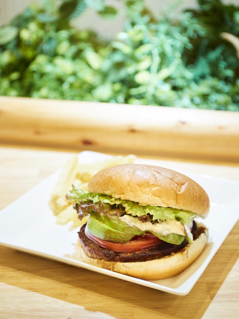 米粉のバンズ、大豆ミートのパティを使った「べっぴんバーガーアボ照り」1,080円。コメダらしくボリューミー!おいしくてエコなバーガー 〈KOMEDA is 東銀座店〉東銀座