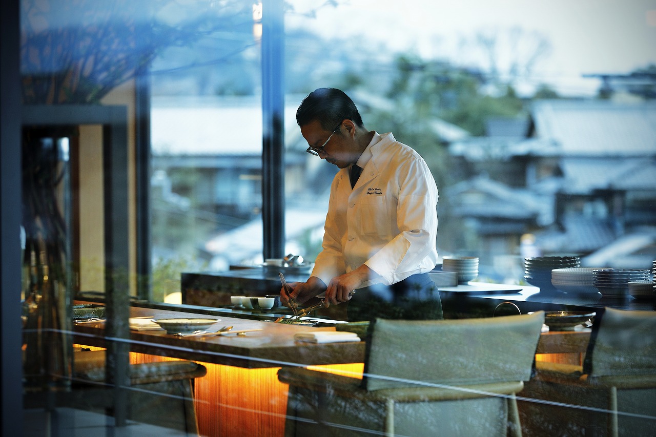 腕を振るうのは星付きレストランでも経験を積んだ久岡寛平料理長。