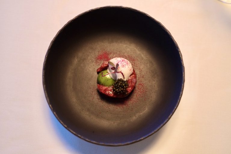 舌の上でとろけるキャビアが官能的な「会津産馬肉 アオリイカ 瀬戸内アムールキャヴィア」。 プレーガトーキョー大手町29