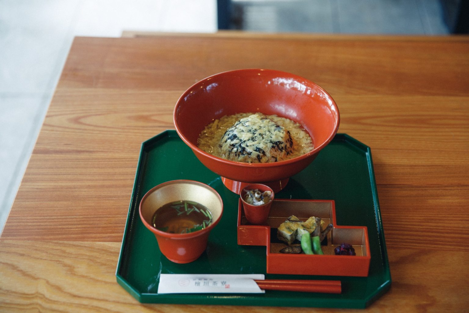 〈檜垣茶寮〉では季節のおばんざいが楽しめる御膳や、だしがふわりと香る京うどんなど、様々なメニューを用意。写真は、あんを絡めた優しい味わいの京湯葉丼1,080円（税込）。