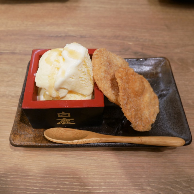 「餃子アイス」380円。