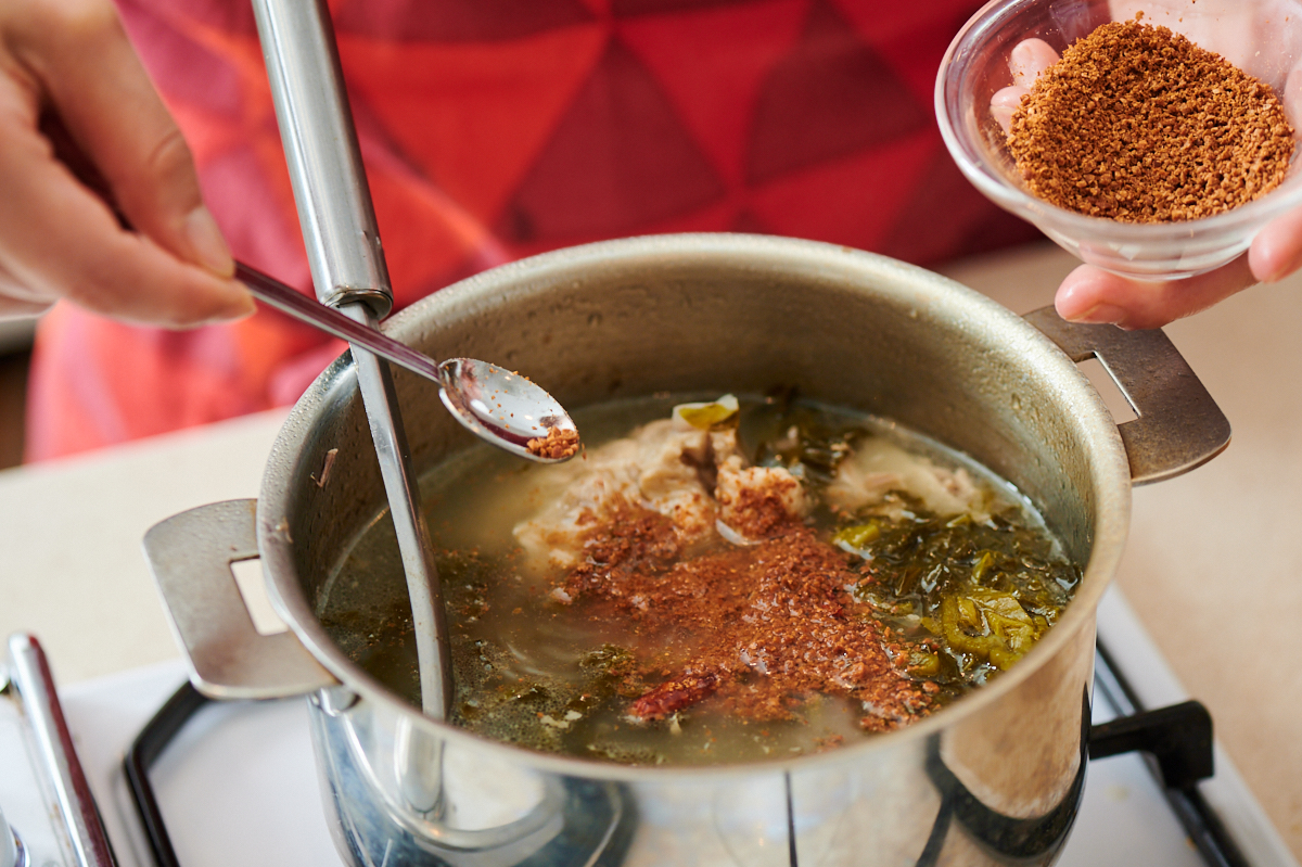 「チェンマイ風 お漬物とスペアリブの干し納豆スープ」
