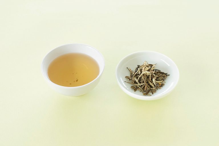 〈銀月サロン〉のジャスミン銀針茶 〈銀月サロン〉のジャスミン銀針茶