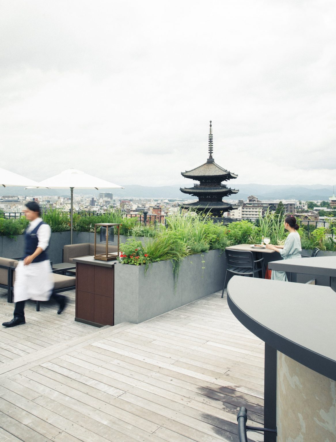 眼下に法観寺「八坂の塔」を見据える絶好のロケーション！刻々と表情を変える京都の風景が楽しめる。