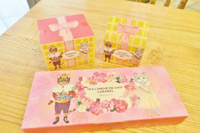 「栗のタルト」(800円)、「秋のチーズケーキセット」(600円)、「ティーラングドシャ キャラメル」(950円)。
