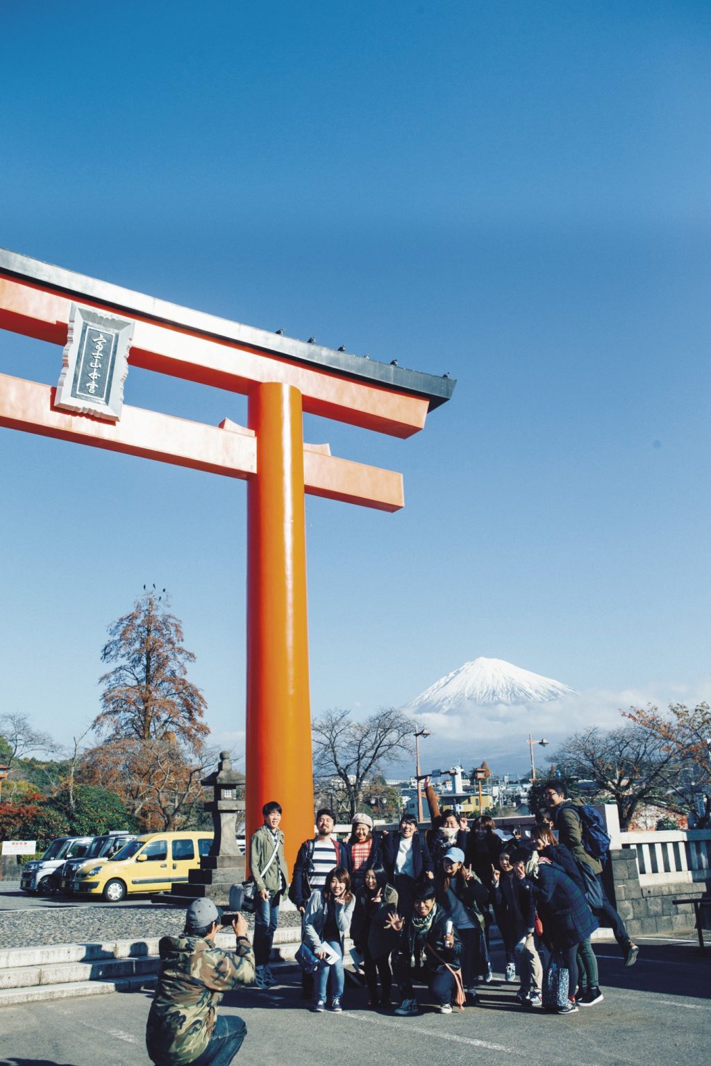 大学生のグループが記念撮影していたところをパチリ。運が良ければ、写真のように富士山がバッチリ見える。まさに天晴れ！