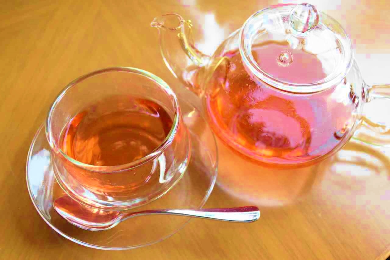 赤い色がキレイな紅茶「ストロベリー&オレンジティー」。