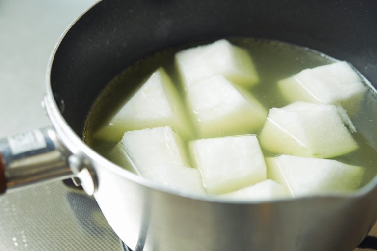 2…鍋に出汁と冬瓜を入れ半透明になるまで煮る。