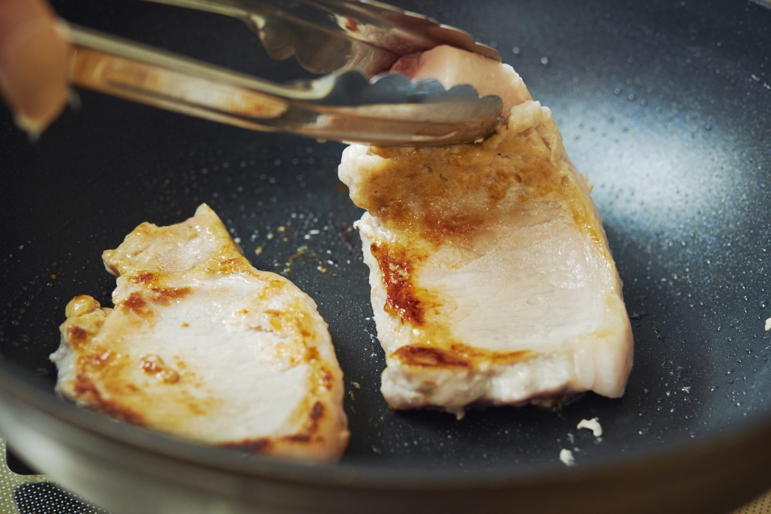 2…1の豚肉をフライパンに敷き弱火でじっくり20分ほどかけて両面焼く。