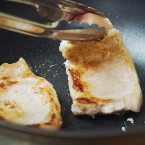 2…1の豚肉をフライパンに敷き弱火でじっくり20分ほどかけて両面焼く。
