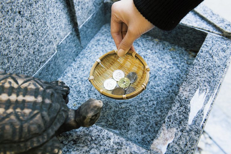 銭洗いの井で洗ったお金は種銭として大事にとっておこう。 〈小網神社〉
