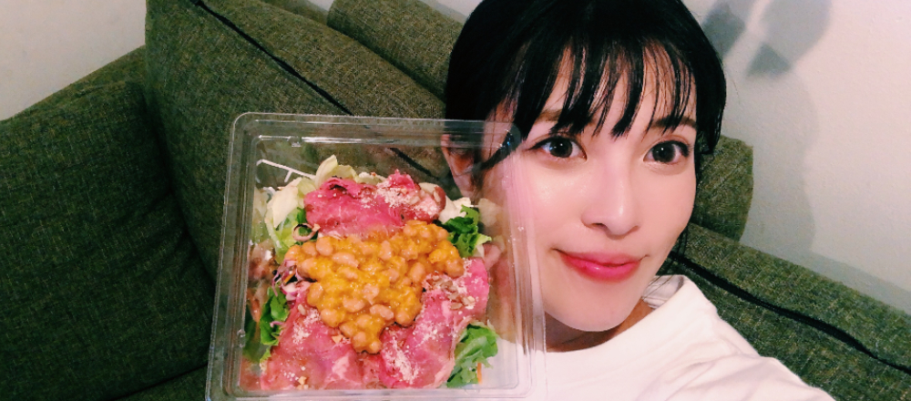 タンパク質たっぷり!〈デニーズ〉のローストビーフのパワーサラダを納豆カスタム。