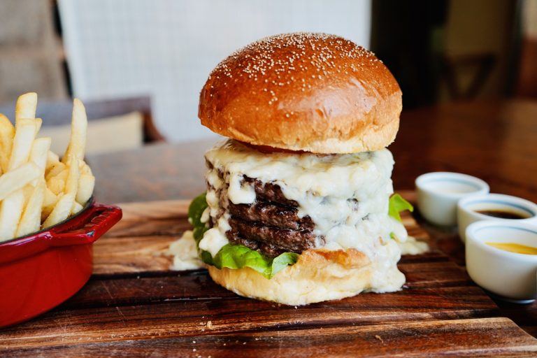 「四重奏 カフェバーガー」6,000円。ふわふわのオリジナルバンズはホテルメイド。ボリューミーなので3、4人でのシェアがオススメ。9月30日までの期間限定。当日注文可能。