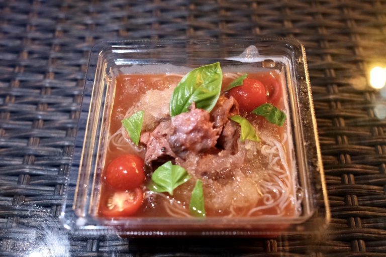 「ローストビーフのシャリシャリトマト冷麺」800円。 表参道 おもはらの森