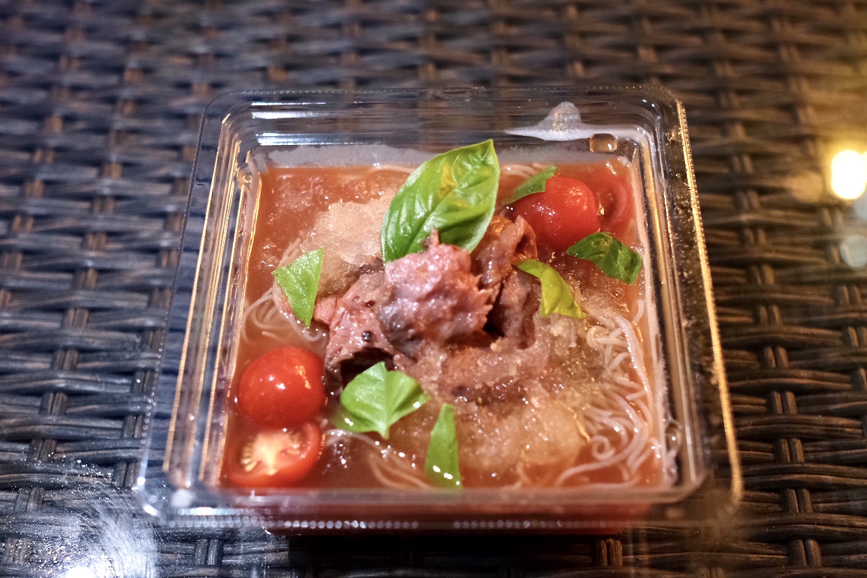 「ローストビーフのシャリシャリトマト冷麺」800円。