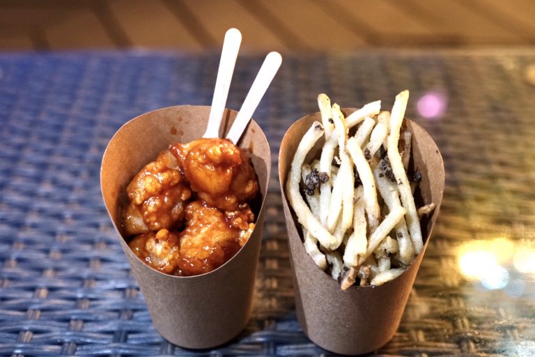 (左)「からあげ」各種600円、(右)「トリュフポテトフライ」600円。 表参道 おもはらの森