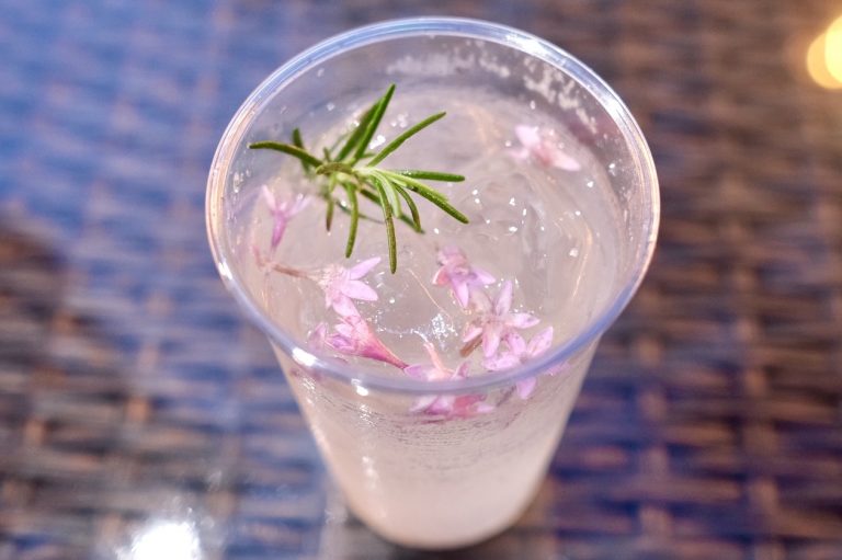 「エルダーフラワーガーデン」アルコール950円、ノンアルコール900円。 表参道 おもはらの森