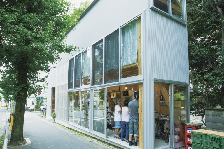 京都を拠点に活躍する木村松本建築設計事務所が手掛けた住居兼店舗。建築好きが見学に訪れることもあるそう。 〈ba hütte.〉/京都・出町柳