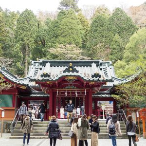 箱根神社境内はいつもにぎやか。社殿右手には九頭龍神社新宮が。九頭龍神社、箱根元宮と箱根神社へ参拝する「三社参り」が理想的。