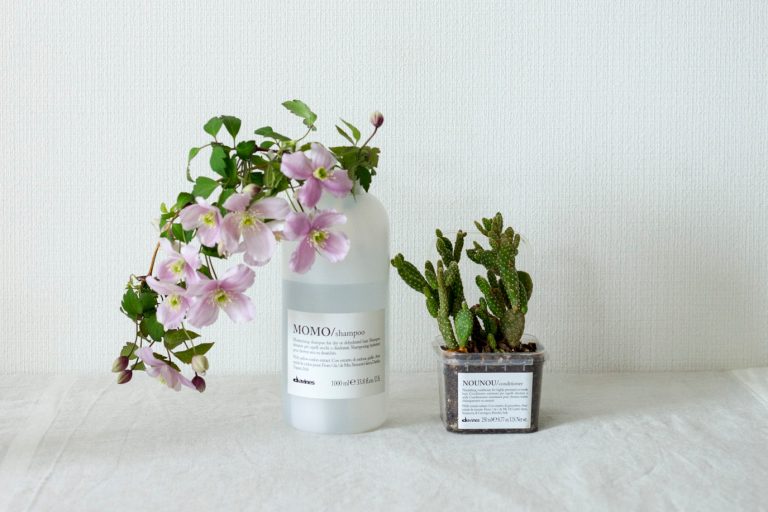 『シャンプーやコンディショナーの容器に花やサボテンを。』(whyte トップスタイリスト・中島潮里さん)