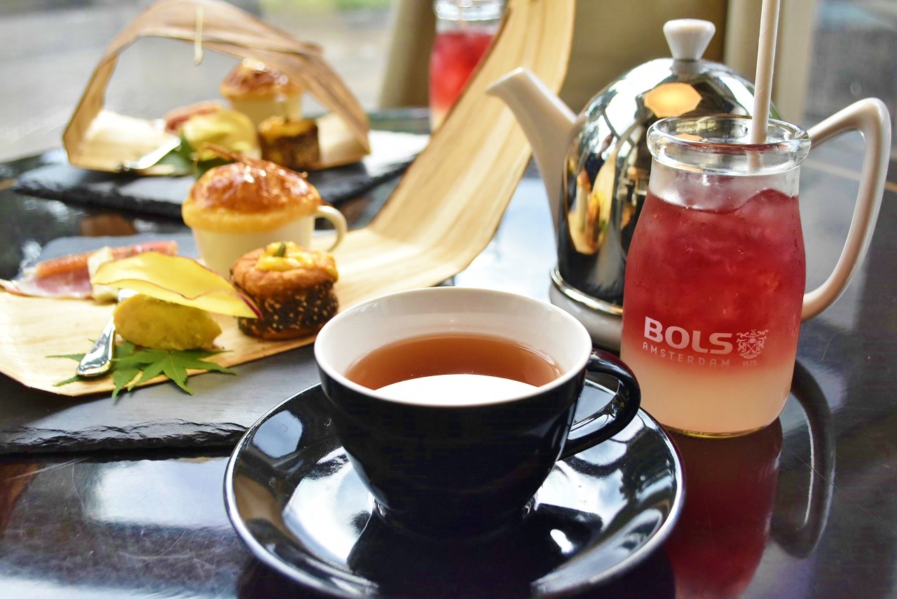 「Macaron Noir Tea」はブラックマカロンを思わせるような風味を閉じこめた紅茶のブレンドは、豊かで不思議な味わい。幅広い年代を楽しませてくれる個性的なお茶。