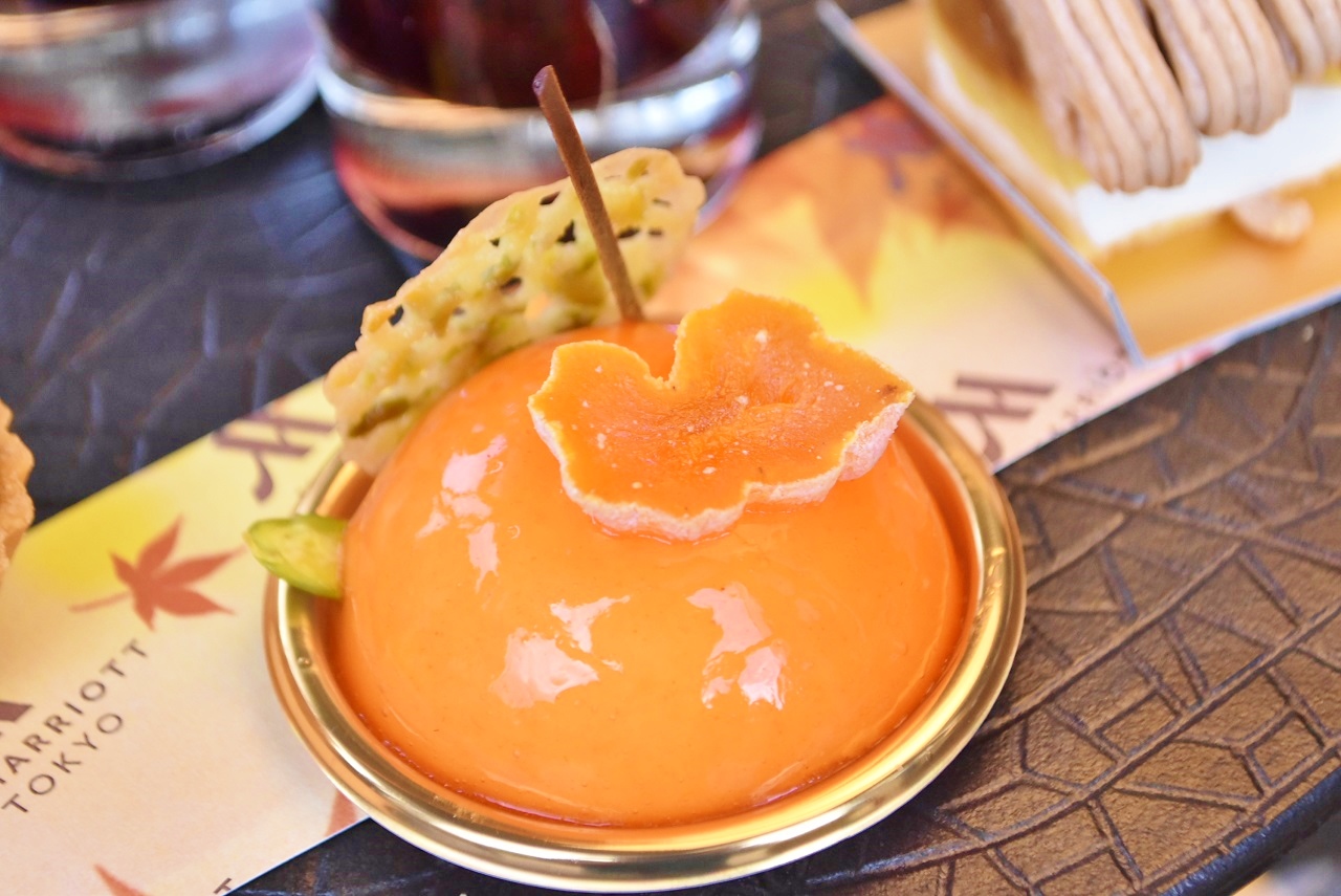長野県産“市田干柿”とキャラメルを柿のムースで包み込んだ「柿とキャラメルのムース」。
